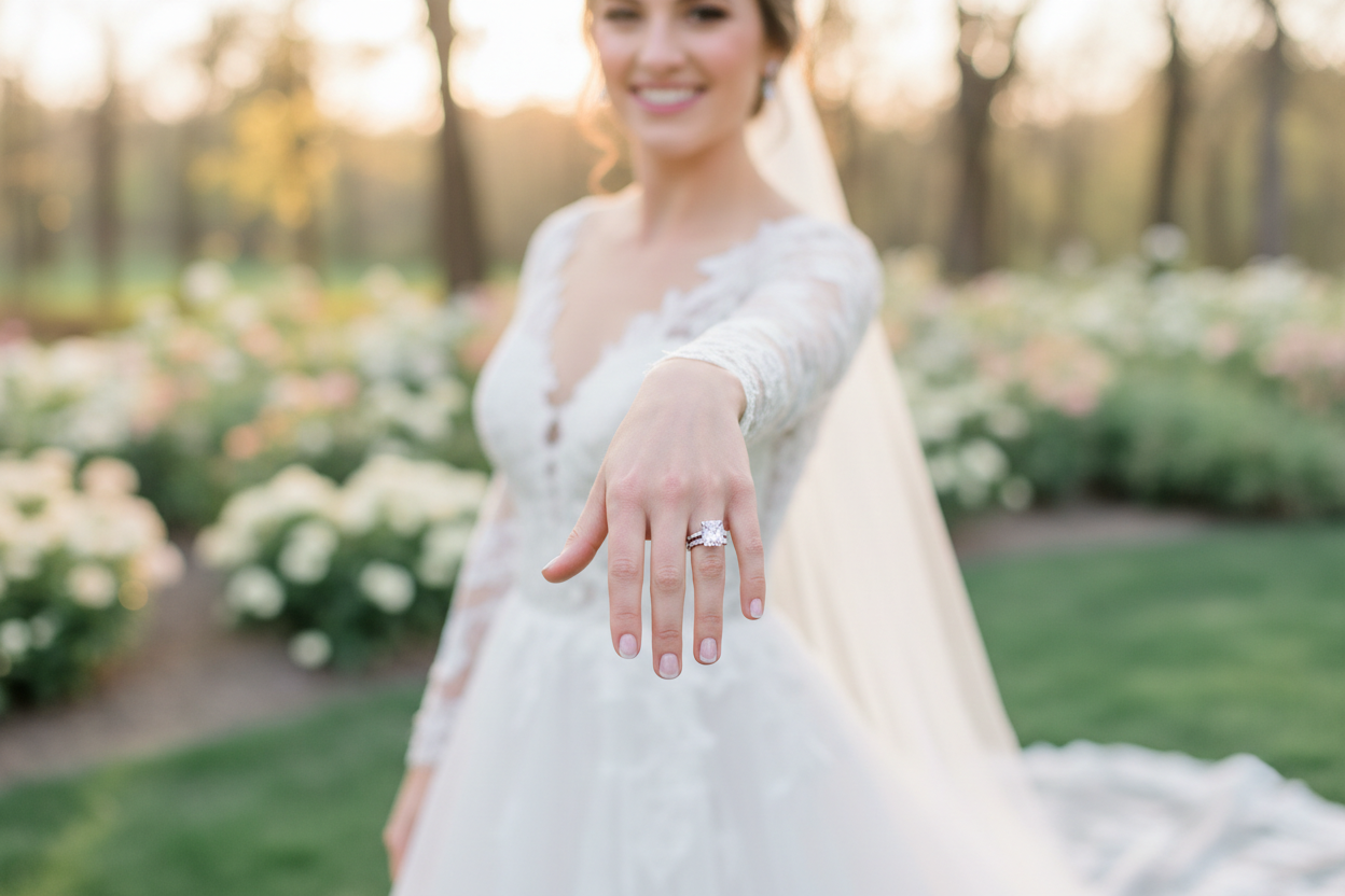 mujer hermosa vestida de novia ensenando su mano con su anillo de boda 